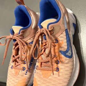 WOMENS NIKE SNEAKERS SIZE 6.5